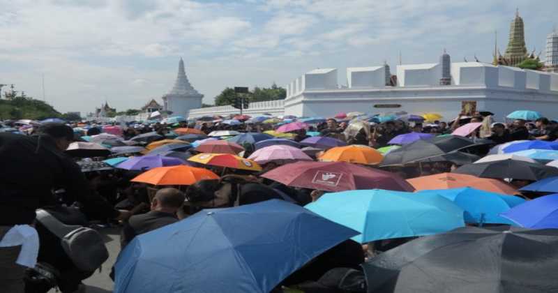 ประชาชนเนืองแน่น!!! เต็มสนามหลวง ร่วมร้องเพลงสรรเสริญพระบารมี