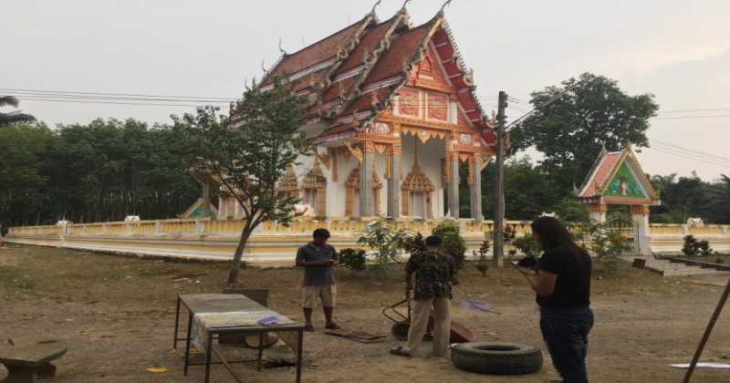 แตกตื่น!! หลุมยุบลึก21เมตร มะพร้าวใหญ่หายทั้งต้น หน้าโบสถ์กลางงานทอดกฐิน ชาวบ้านลือพญานาคผุด