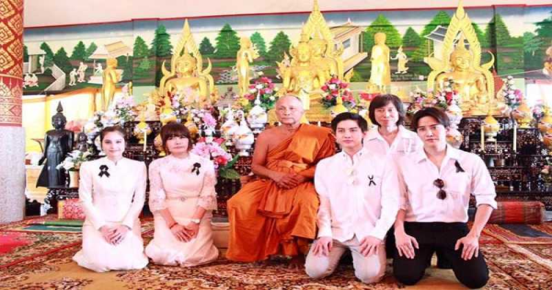 ขวัญ กอล์ฟ  สยบดราม่าครอบครัวไม่ปลื้ม จับมือทำบุญทอดกฐินพร้อมครอบครัว