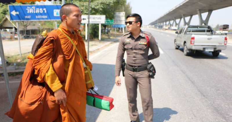 พระหนุ่มนั่งทางใน ตามหาอะไรบ้างอย่าง พอชาวบ้านรู้ถึงกับเหวอ!!