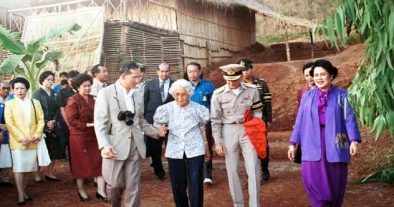 คลิปและเสียงชัดมาก เป็นบุญตาจริงๆ !! สมเด็จย่า ในหลวง และพระราชินีเสด็จ ที่ดอยตุง