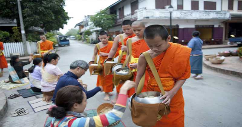 แชร์ต่อบอกบุญ !!!  วิธีใส่บาตรแบบง่ายๆ แต่ได้  "บุญมาก"  พร้อมคำอธิษฐานที่ได้ผลจริง !!?