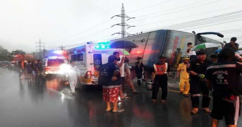 รถทัวร์ซิ่งฝ่าสายฝนเสียหลักพลิกคว่ำตายคาที่ 3 ศพ-เจ็บอื้อ!