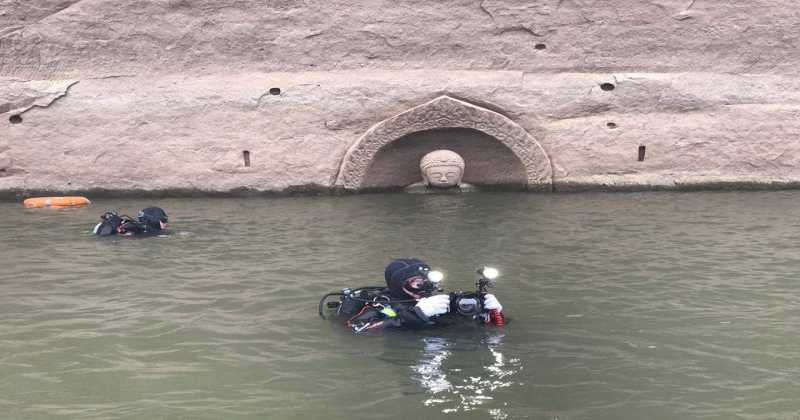 ตะลึง! พระพุทธรูปหินโบราณ โผล่หลังน้ำลดฮวบในจีน