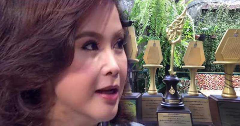 โดนใจคนไทยทั้งประเทส! "ต๊ะ นารากร" โชว์ถ้วยรางวัล" พร้อมพูดออกมาแบบนี้รู้แล้วแทบกราบ!! "ลั่น" ไม่พาดพิงถึงนักพูดผู้โด่งดังนะจ๊ะ!?