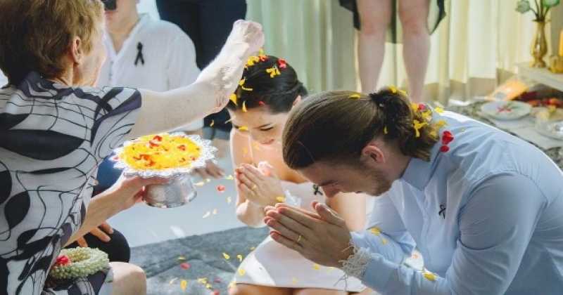 อายุเป็นเพียงตัวเลข!! “สุนารี” ควงแฟนหนุ่ม “วาวเตอร์” เข้าพีธีแต่งงานแบบเรียบง่าย