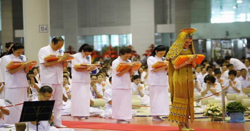 เปิดภาพสุดอลังการ!! 9 สาวบุญหนัก ที่ได้สวมชุด "มหาลดาปสาธน์" ในพิธีทอดกฐินวัดพระธรรมกาย