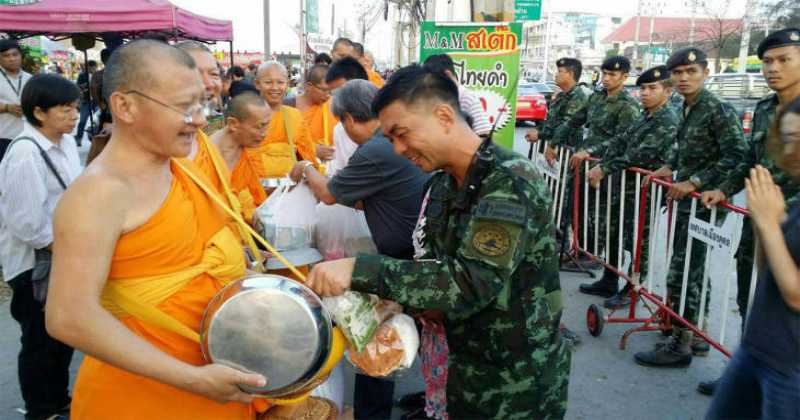 มุมดีๆ ที่ยังมีอยู่ ! ทหารใส่บาตรตอนเช้า ศิษย์-พระธรรมกายขนของเข้าวัด