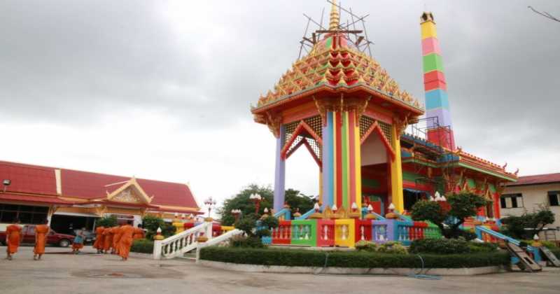 แปลกไปอีก!!! วัดในเมืองโคราช ทาสีสันเมรุชูดชาด สดใส ลืมไปเลยว่าเป็นเมรุ
